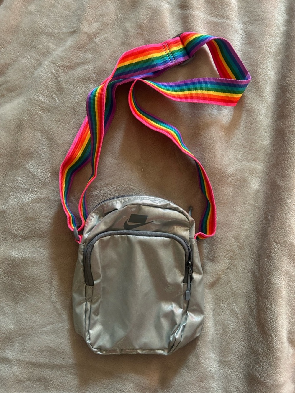 Nike Heritage BETRUE Crossbody Bag Silver Rainbow 🌈 PRIDE LGBTQ NWOT - Picture 3 of 12